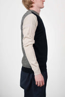 MIGRATION v-neck, black lake block
